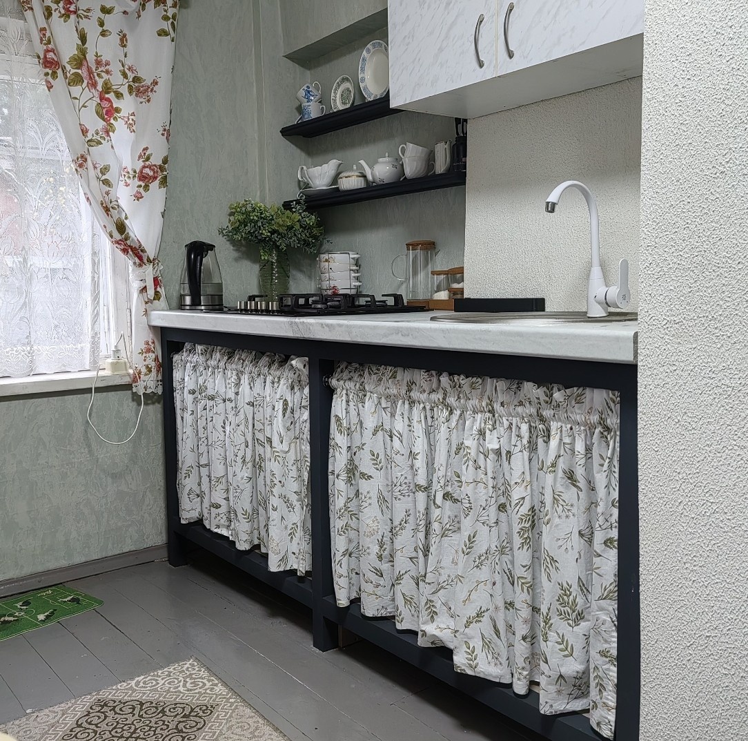 Кухня на дачу 2 метра из бруса. Кухня со шторками вместо фасадов