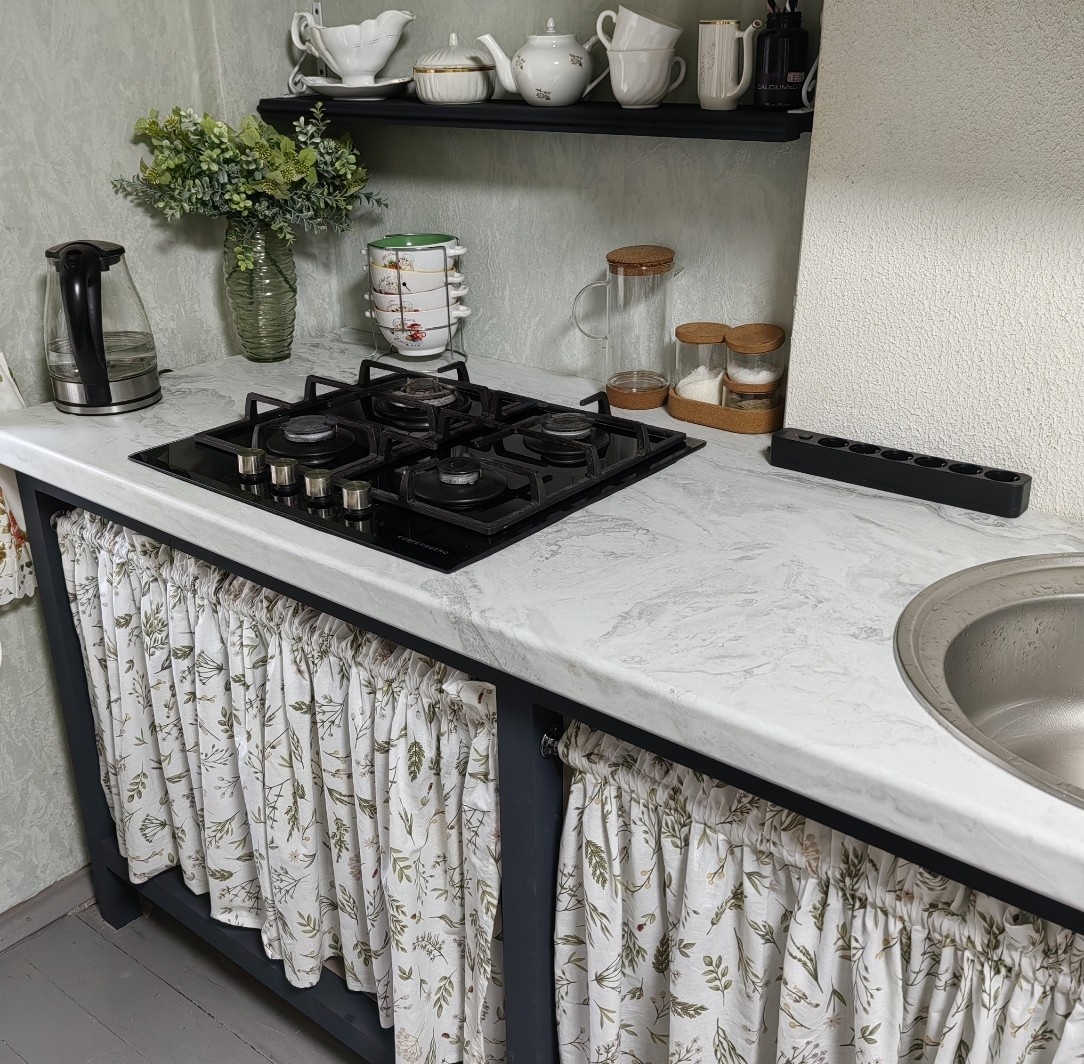 Кухня на дачу своими руками. Кухня со шторками снизу.