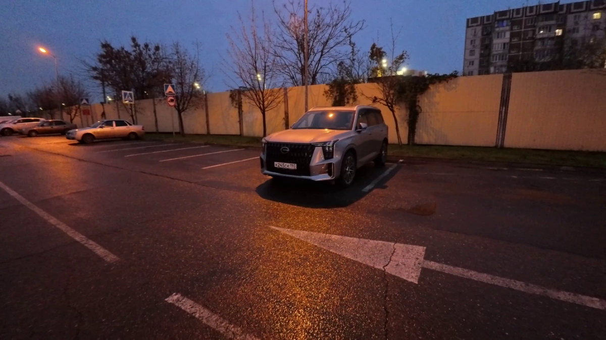 Сразу бросается в глаза обновленная решетка