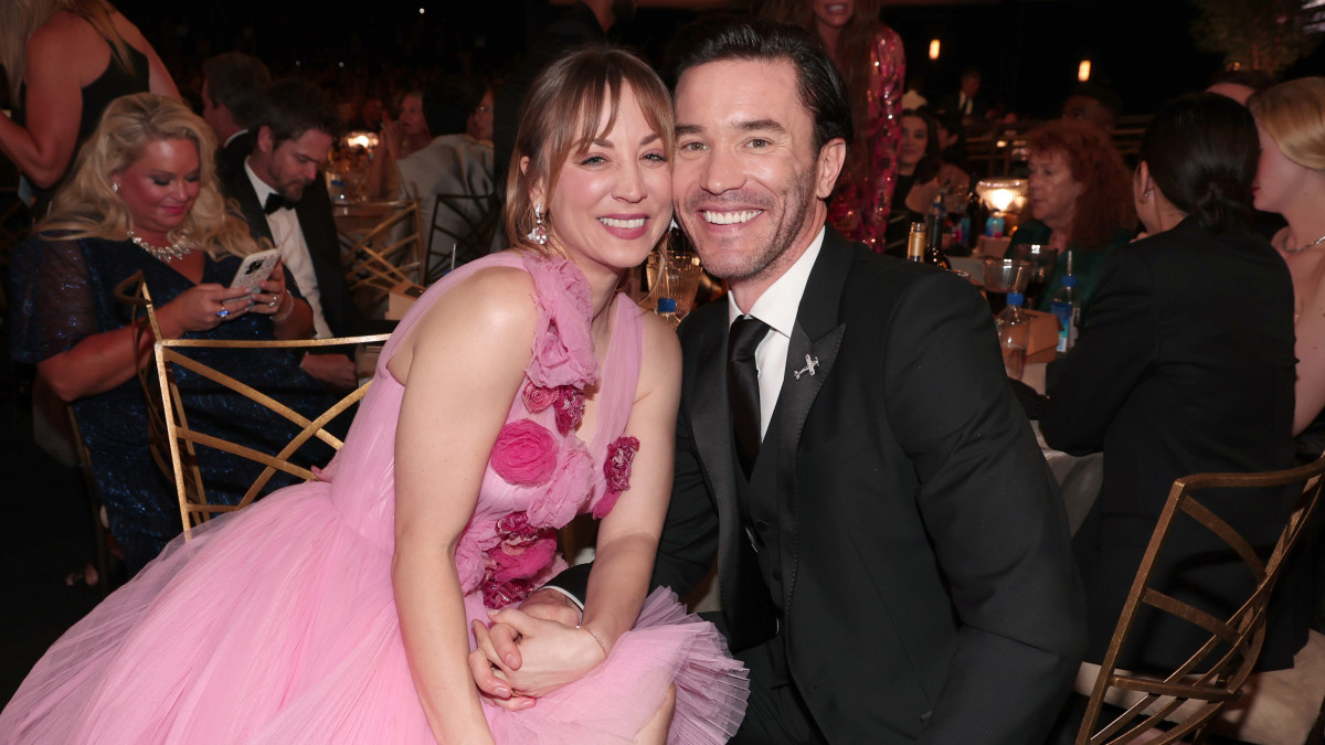 Личная жизнь актеров «Теории большого взрыва»: кто нашел любовь за кадром теория большого взрыва, актеры, личная жизнь, кейли куоко, джонни галеки, саймон хелберг, мелисса рауш, кунал найяр, маим бялик, джим парсонс, отношения знаменитостей, новости шоу-бизнеса