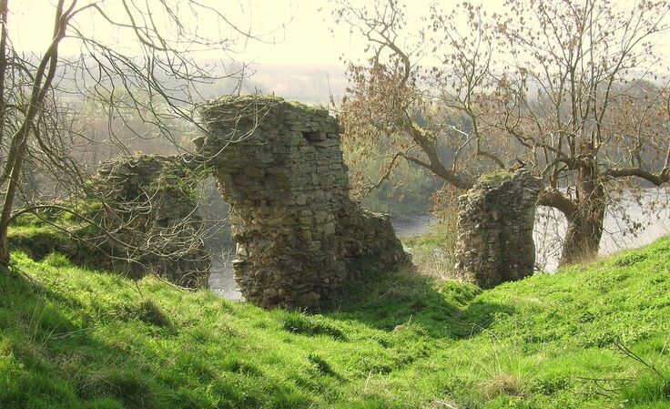 Руины замка в Роксбурге. Похоже, кто-то из таких ретивых доосаждался. (( Иллюстрация из открытых источников