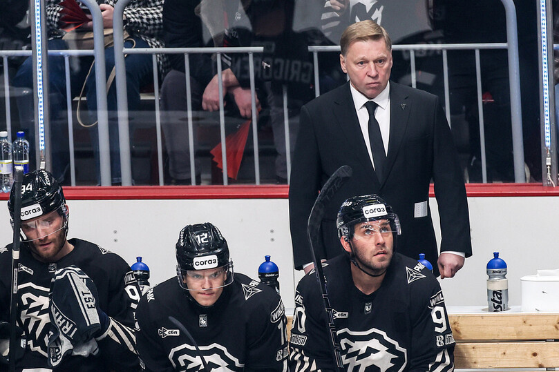     Евгений Корешков, главный тренер «Трактора» / фото: hctraktor.org