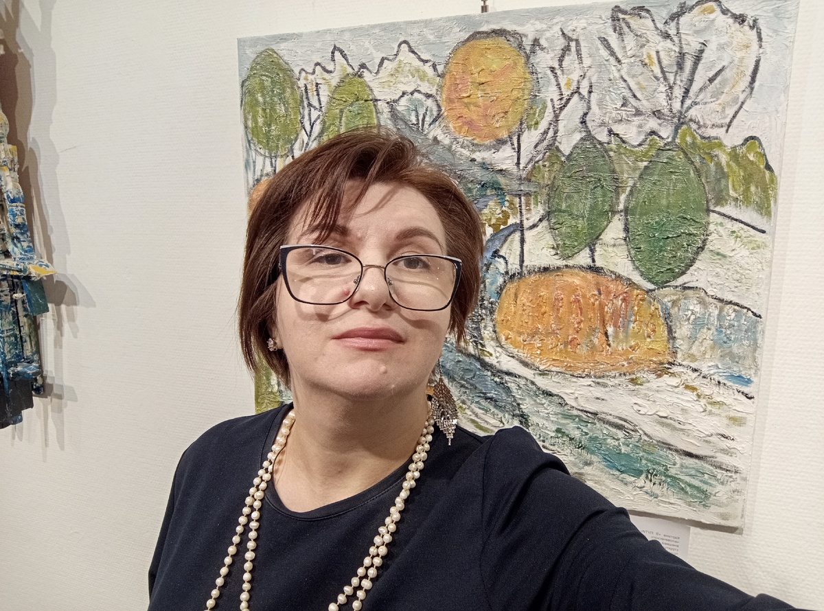 Я, Юдинцева Наталья, на фоне своей картины "В пути или трансформация жизни"