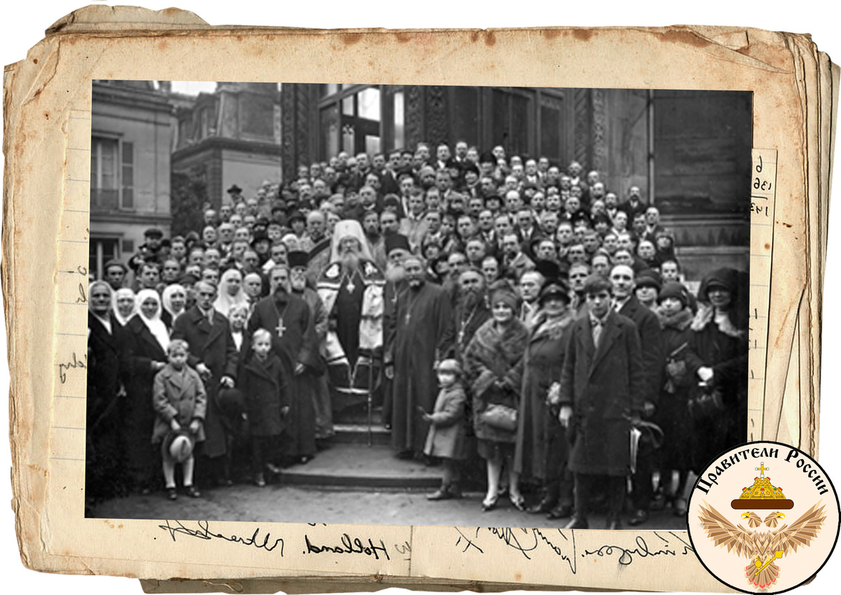 Белоэмигрантская община у православного собора Александра Невского в Париже