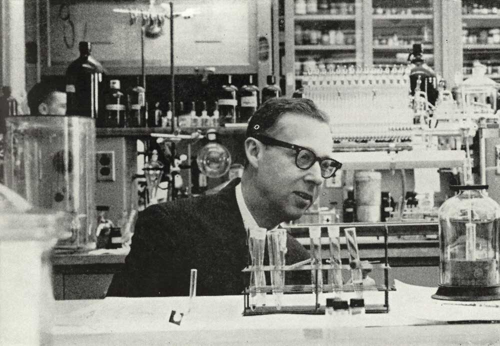 Голандский химик Баренд Конрад Петрус Янсен который впервые выделил витамин B1 в кристалической форме из рисовых отрубей.