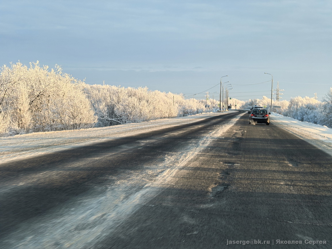 Трасса М-8 в районе д. Тойнокурье. Как раз в этом месте в аварию попал автобус с детьми 15.01.2026.