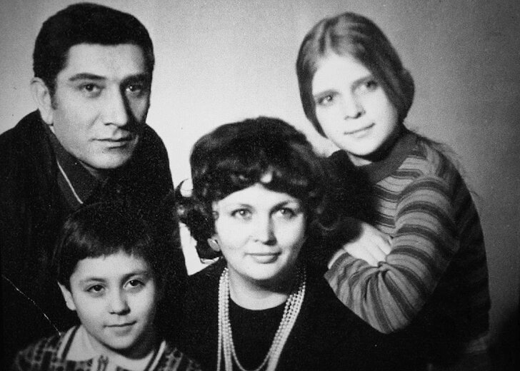    Семья Армена Джигарханяна: первая жена Алла Вановская, дочь Лена и Татьяна Власова
