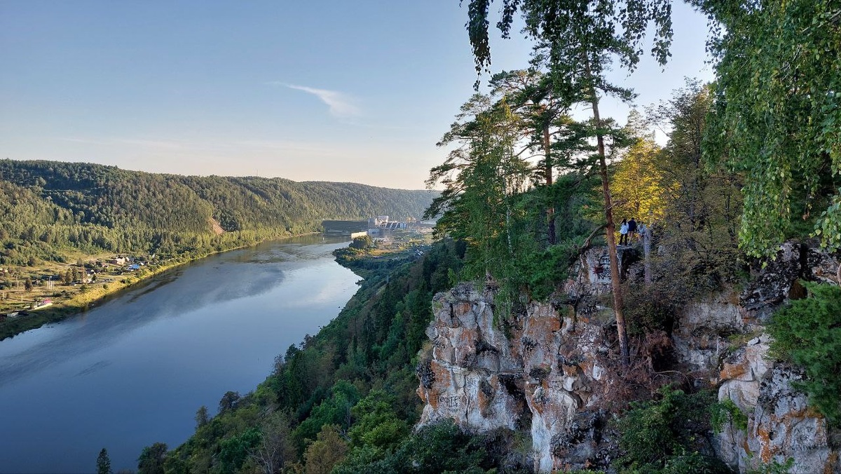 Вид с красныз скал в сторону Павловской ГЭС
