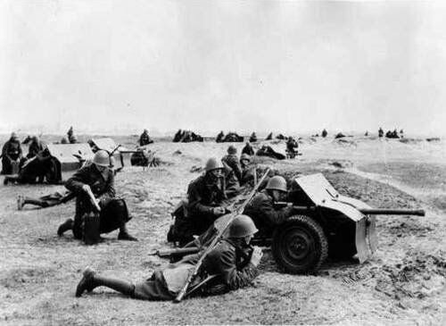 Противотанковая батарея польской армии, вооруженная 37-мм пушками "Бофорс" (частично закупались в Швеции, частично производились в Польше по лицензии). Довоенные учения 1939 года.