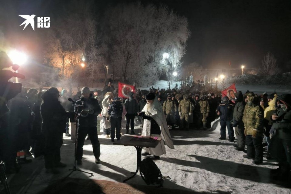    Воду в купели на Затоне освятили. Никита МАНЬКО