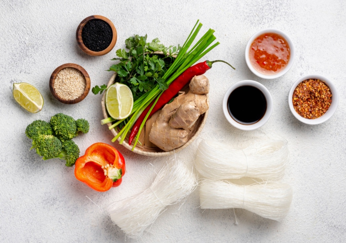 фото Freepik - примерные продукты: лапша, овощи, специи, соуса