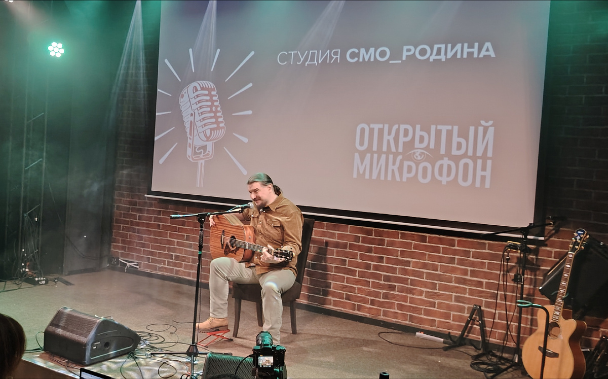 Евгений Лосев на сцене во время выступления. Фото автора