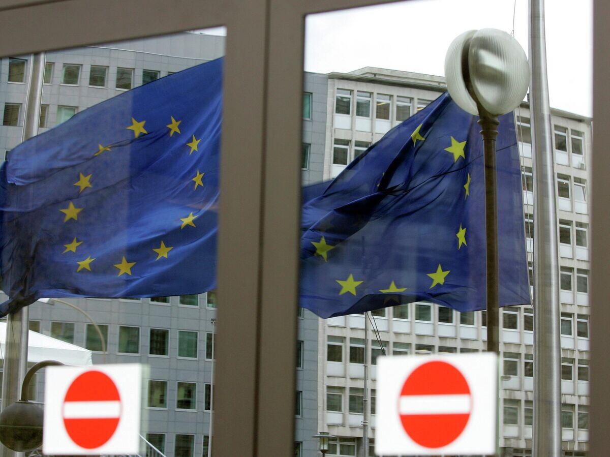    Флаг Евросоюза в отражении дверей | © AP Photo / Yves Logghe