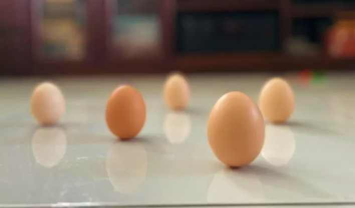 У каждого китайца есть умение ставить яйцо на попа благодаря празднику Ли Чунь, там так делают на удачу