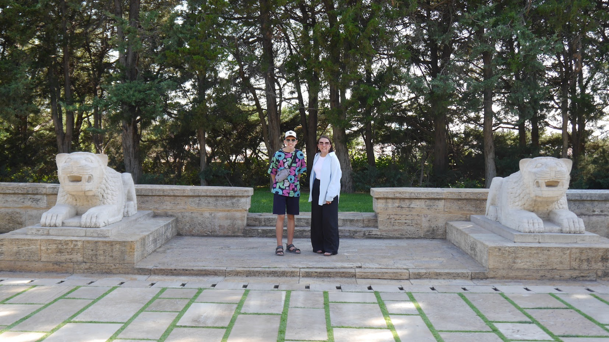 Мы с Сережей показываем зубы, как львы по дороге к Мавзолею Ататюрка в Анкаре