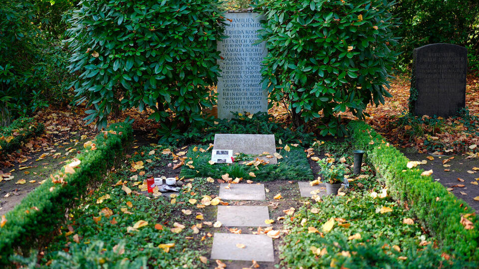     Могилу экс-канцлера Шмидта в Гамбурге изрисовали свастикой www.globallookpress.com/Marcus Brandt/dpa