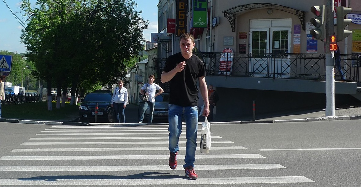 Человек спешит - но это не может быть оправданием нарушений! «Создано с использованием искусственного интеллекта».