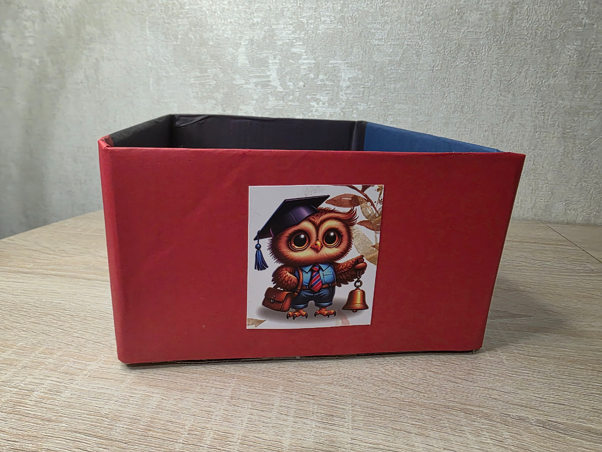 Оклеила боковинки цветной бумагой и приклеила на каждую сторону открытоточку.