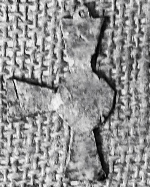 Еще один такой же такой знак, совершенно случайно обнаруженный в окрестностях Севастополя, хранится в одной из частных коллекций Крыма и благодаря этому есть возможность увидеть редчайший образец «траншейного творчества» Крымской кампании.