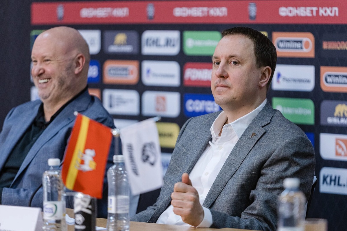 Генеральный менеджер "Трактора" - Алексей Волков в компании с Бенуа Гру на пресс-конференции 