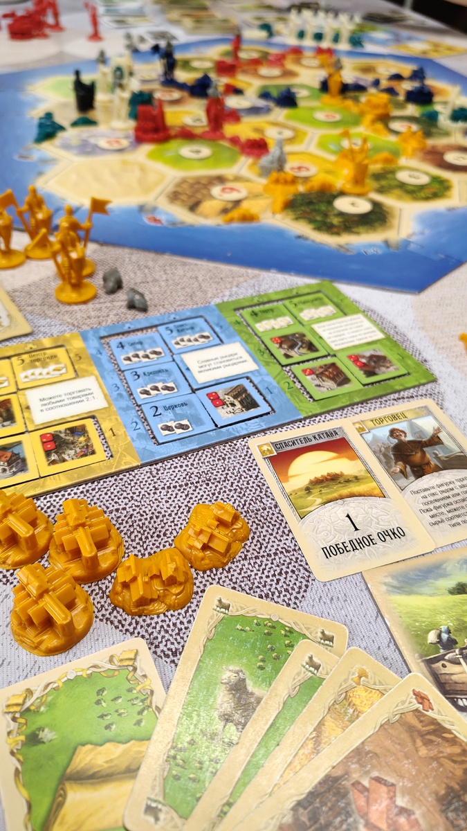 Игра интересная, захватывает. Надо логически мыслить, быть стратегом, запоминать правила и действия....в общем работы для ума много😀