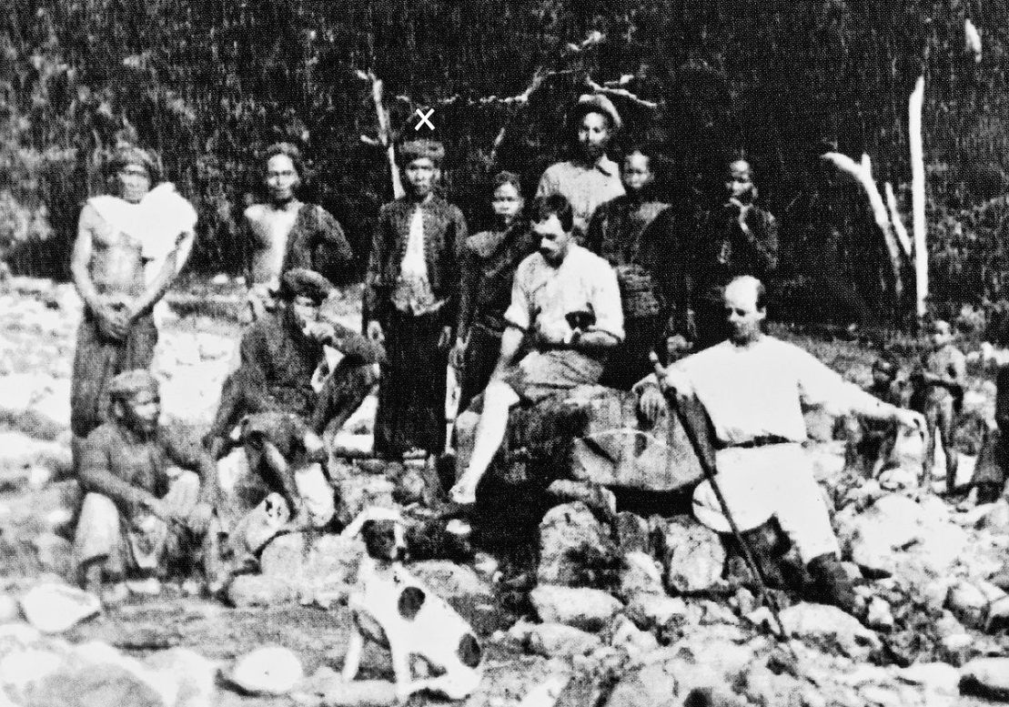 Мат Саллер под крестиком, не похож на белого