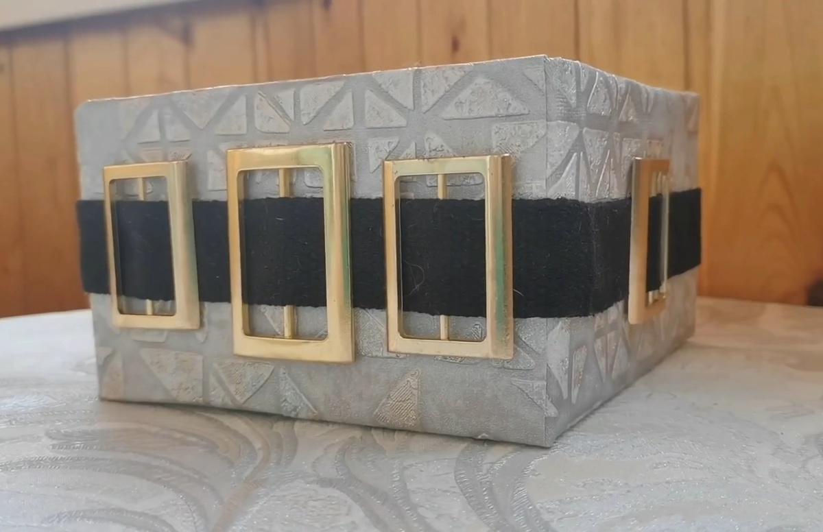 Здесь бляхи и пояс