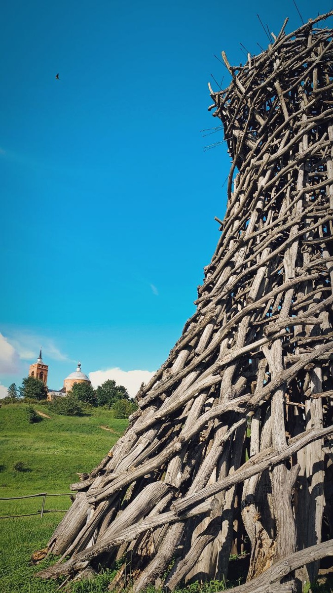 Именно здесь когда-то катались с горки Н.Полисский с друзьями. Легенда №1 об одной такой прогулке со "звездолётом" есть рядом со старой церковью на столбе.