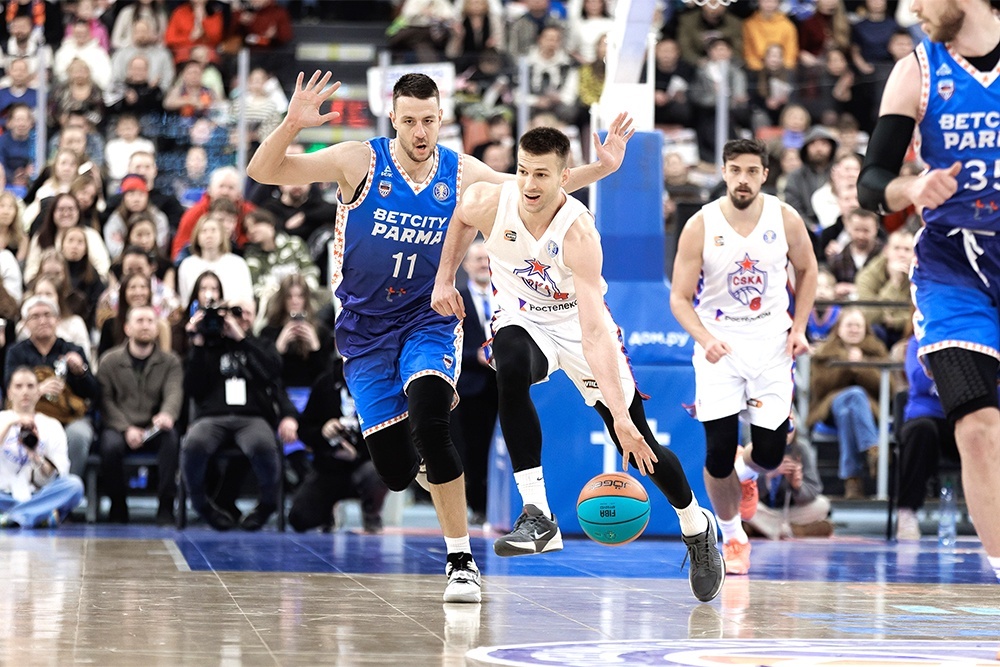    В победном матче против "Пармы" один из лидеров ЦСКА Самсон Руженцев (в центре) набрал 12 очков. / VTB League