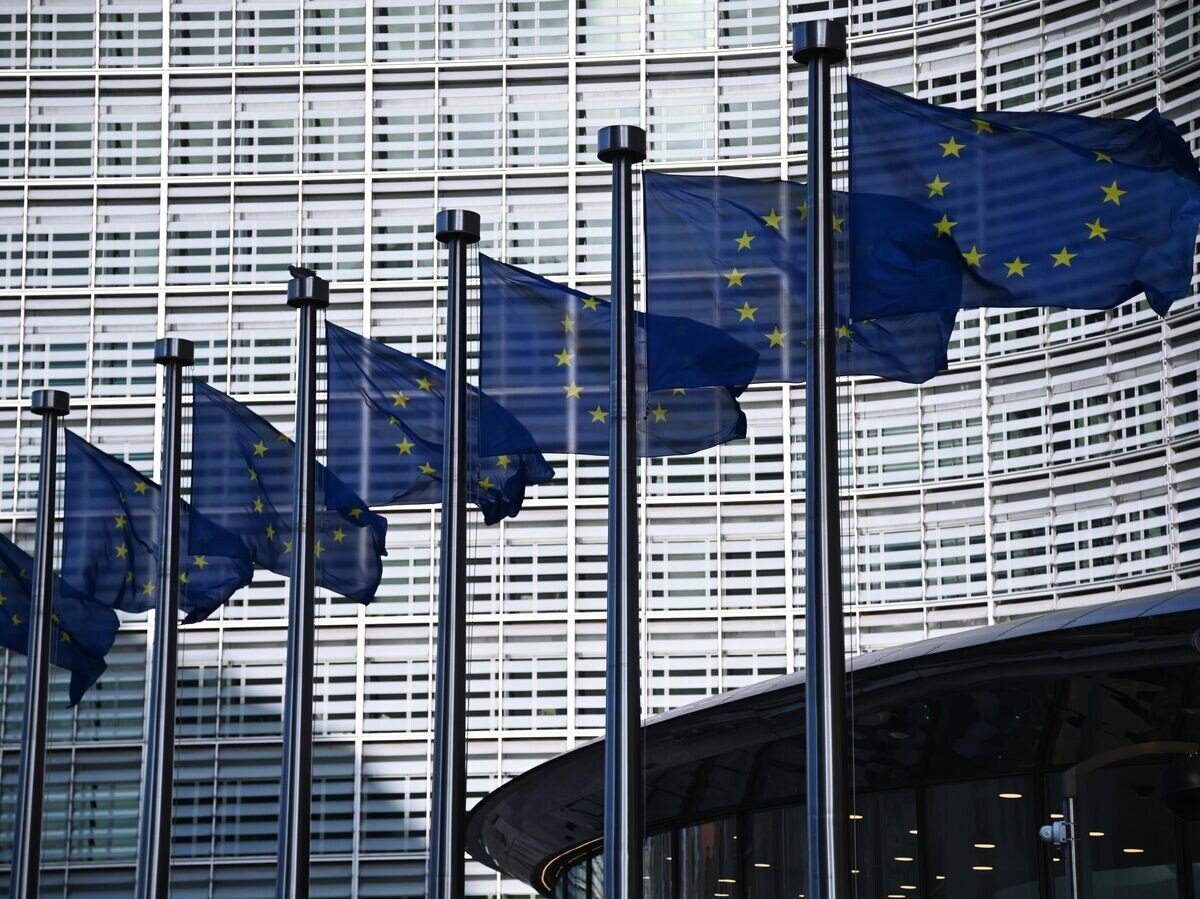    Флаги с символикой Евросоюза у здания Еврокомиссии в Брюсселе© РИА Новости . Алексей Витвицкий