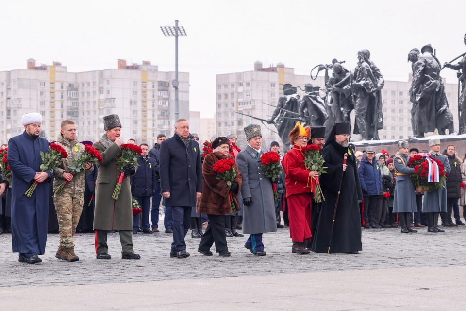    Сотни людей пришли почтить память героев к Монументу героическим защитникам Ленинграда и к скульптурной группе «Блокада» на площади Победы. Фото: Смольный
