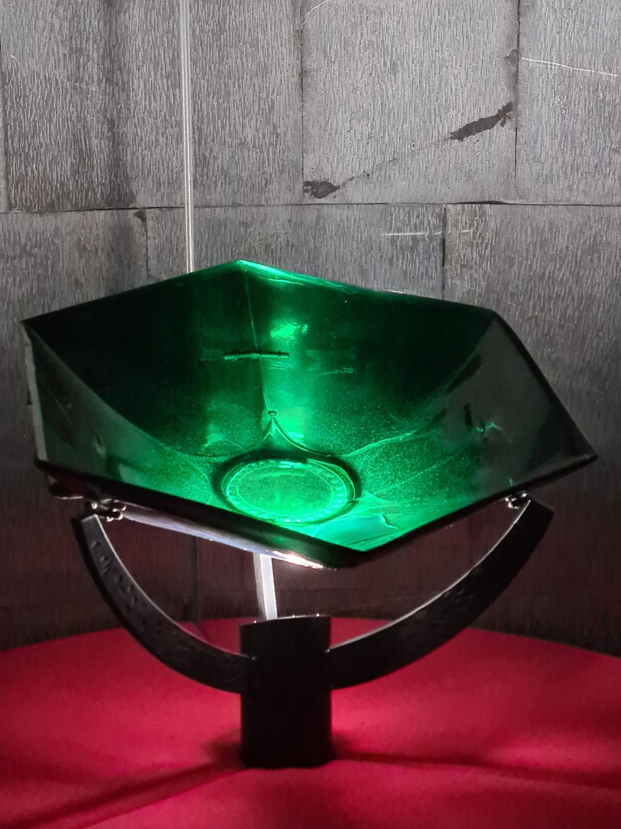 Источник: reddit.com/r/ArtefactPorn/comments/1qg8bag/the_sacro_catino_is_a_hexagonal_plate_made_of