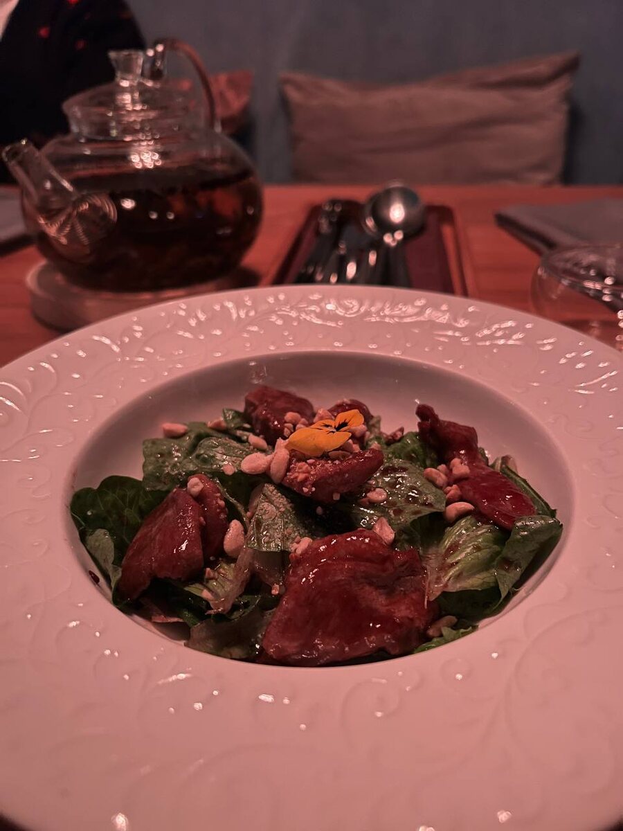 блюда в вечернем освещении