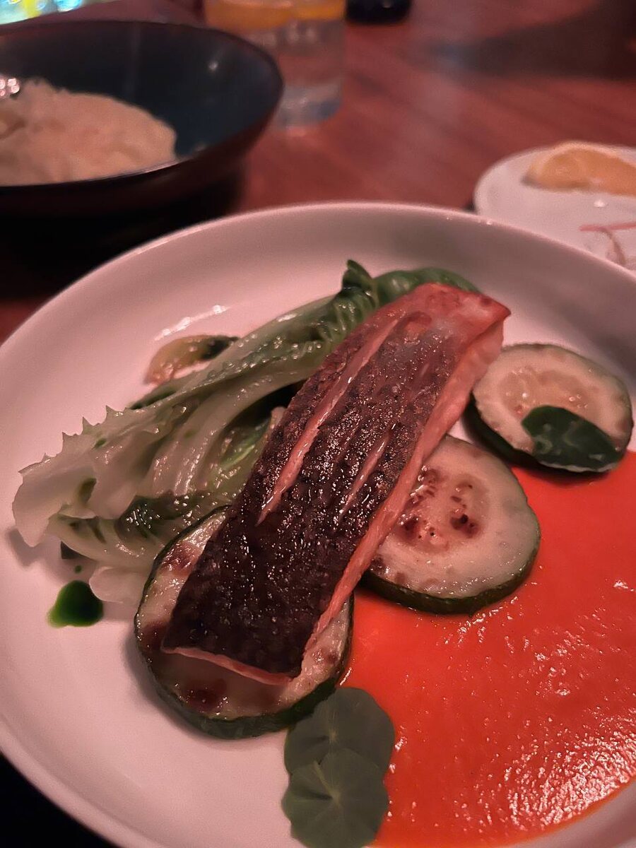 на фото: салат с уткой, крем-суп из тыквы с креветками и запеченый лосось с цуккини