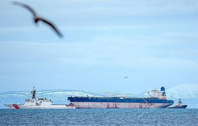    : Корабль «Маринера» под конвоем береговой охраны США