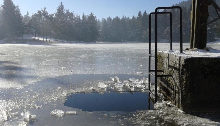    Как безопасно окунаться в ледяную воду? Фото: по лицензии CC0 Pxhere.com