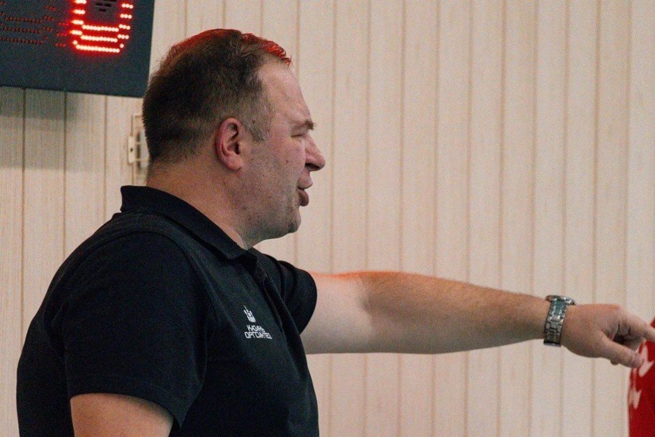    Евгений Ярощук пытался изменить ход игры заменами голкиперов. предоставлено СК «Синтез» 