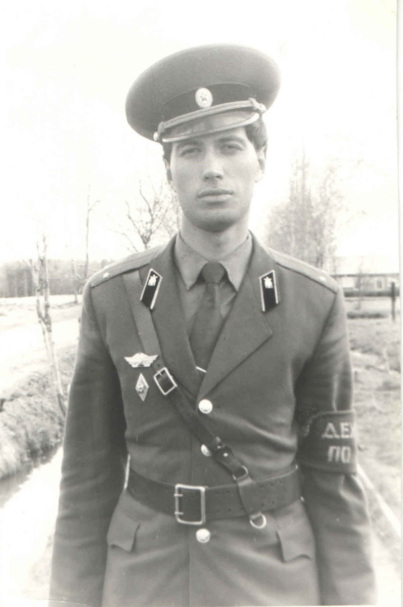 Я, в годы слыжбы, в качестве офицера