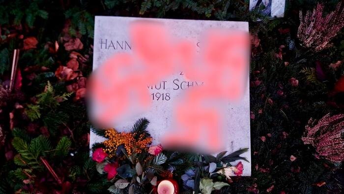 В Гамбурге неизвестные осквернили могилу бывшего канцлера ФРГ Шмидта. Фото © X / R_G_