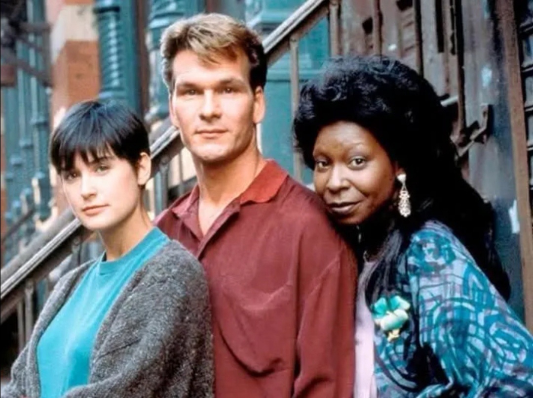 Фильм ,, Привидение ". Киношедевр- сейчас.А тогда в эту затею никто не верил.