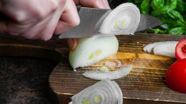 Нарезать лук и не плакать можно пятью разными способами