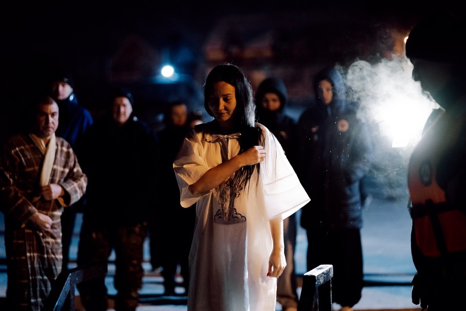    Окунуться пришли сотни челябинцев. Дарья МАКСИМОВА