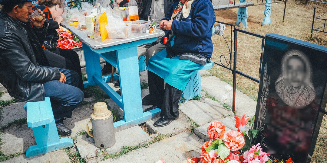 Почему опасно пить алкоголь на кладбище?