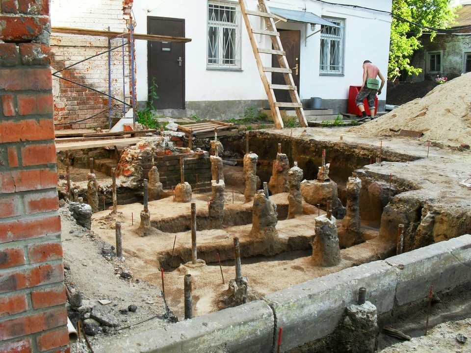    Раскопки во дворе дома Зворыкиных в 2016 году. Алексей КОТМЫШЕВ