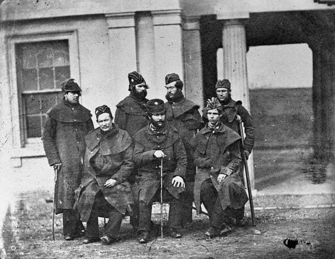 Группа гвардейцев Колдстримского полка, выздоравливающих после ранений в казармах гвардейцев в Лондоне — слева направо: рядовой Дж. Лэнсбери, рядовой У. Юл, рядовой Дж. Бёрт, рядовой Дж. Лукас, рядовой Х. Ид, рядовой Э. Гэддингс и рядовой Э. Дженкинсон.