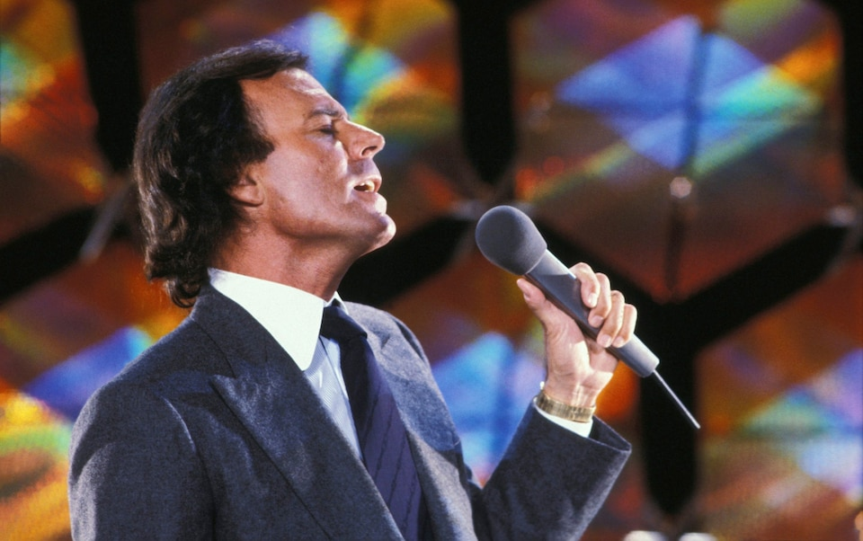 Иглесиас — самый продаваемый музыкант Испании, выпустивший 80 альбомов и продавший около 300 миллионов пластинок на 14 языках. Фото: Бертран Лафоре/Gamma-Rapho via Getty Images