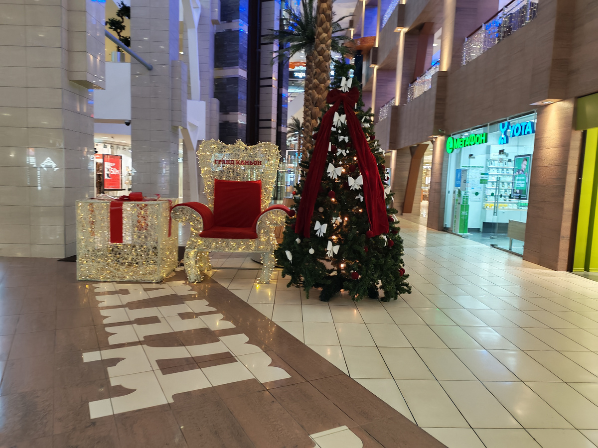 По дороге до гипермаркета, новогодняя инсталляция ещё стоит