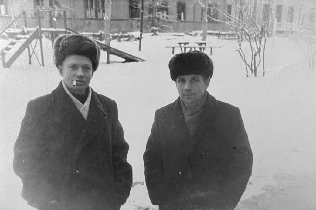 Работники Автобазы №1 во дворе своего дома №1 по 7-й Парковой улице, 1960-е гг. Фотография из семейного архива Анастасии Петровой-Козарь.