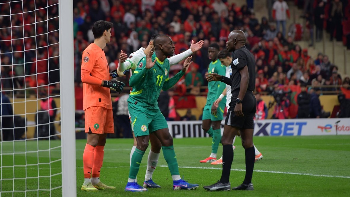    Футболисты сборной Сенегала спорят с Жан-Жаком Нгамбо Ндала из-за отмены гола. Global Look Press
