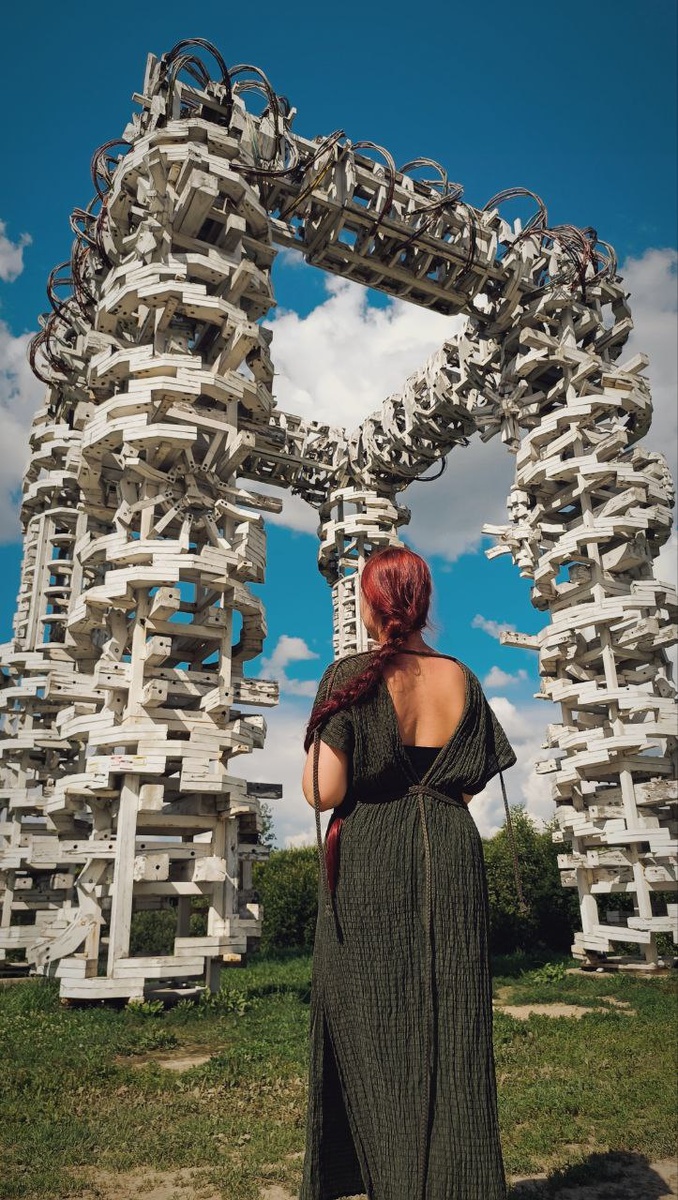 "Белые ворота", как триумфальная арка, встречают гостей на одном из въездов в парк. Но меня они провожали на выезде. Созданы Полисским в 2016 году. У художника есть серия объектов, которые объединяет одна и та же форма, но выполнены они из разного материала. Увидеть брата "Белых ворот" можно на въезде в Пермь. А вот "Лихоборские ворота" в Москве остались только на архивных снимках